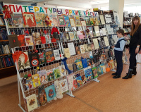 Книжная выставка «Литературы яркие краски»